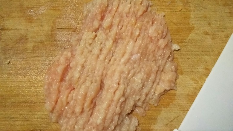 健身后的补给餐,将<a style='color:red;display:inline-block;' href='/shicai/ 101'>鸡胸肉</a>洗净去筋膜,剁成肉泥。