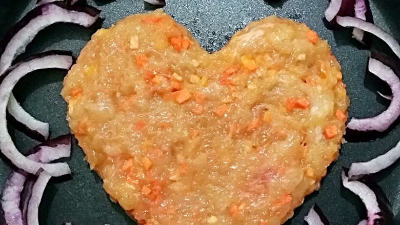 健身后的补给餐,将腌制好的鸡胸肉泥压成薄饼(形状根据个人爱好随意玩就好),放入不沾平底锅中小火慢慢煎,同时将<a style='color:red;display:inline-block;' href='/shicai/ 29'>洋葱</a>放在其周围一同煎熟。