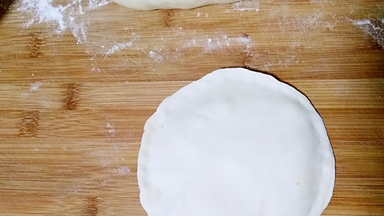 花边馅饼,在馅上面再盖上另一个面饼,并把饼边捏合紧