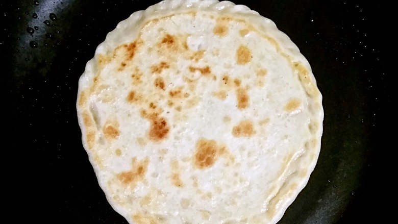 花边馅饼,待饼一边烙上花之后翻面,继续小火烙另一面,全程加盖小火烙,熟的快哦。