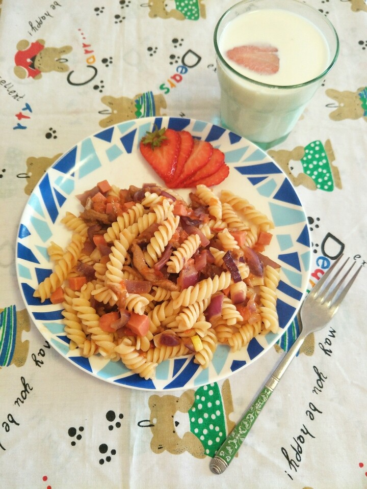 美味意大利面🍝,草莓🍓切片,摆拍,大功告成!