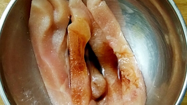 时蔬无油鸡肉卷,<a style='color:red;display:inline-block;' href='/shicai/ 101'>鸡胸肉</a>洗净去脂膜，切成宽1厘米左右的长条，加适量<a style='color:red;display:inline-block;' href='/shicai/ 718'>料酒</a>，<a style='color:red;display:inline-block;' href='/shicai/ 135354'>味极鲜酱油</a>和盐抓拌均匀腌制10分钟。