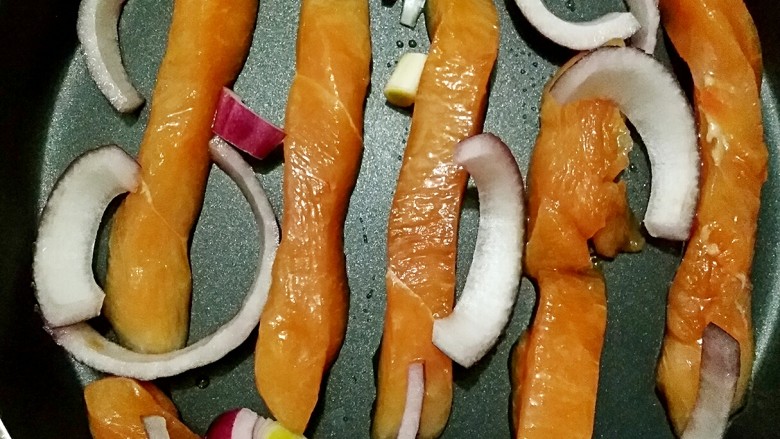 时蔬无油鸡肉卷,煎腌制好的鸡柳和洋葱一起放入不沾平底锅中中小火慢慢煎，煎的过程中要注意翻面。