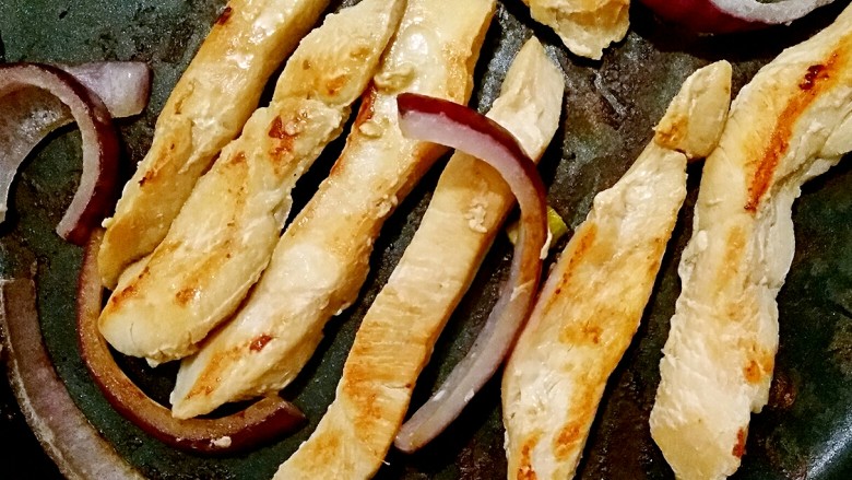 时蔬无油鸡肉卷,煎至鸡柳每个面都焦黄时即可。