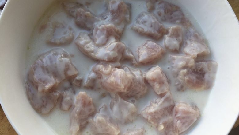 #年夜饭# 溜肉段 ,把肉块放进去搅拌 使每块肉快能均匀裹上淀粉糊 并且每块之间没有粘连