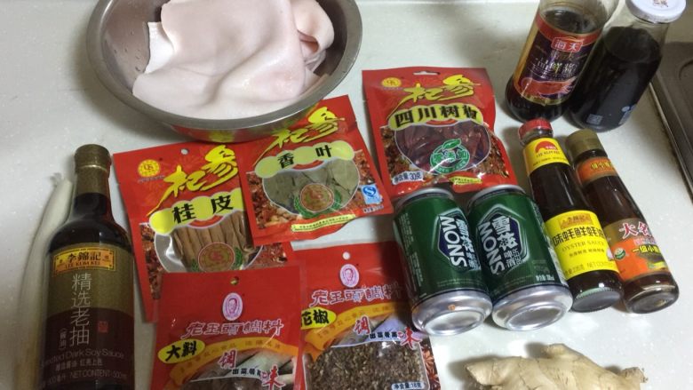 小猪猪的皮卷卷,买一块皮肤很好的猪的皮,要后背的皮。
备生抽老抽蚝油葱姜蒜调料若干。