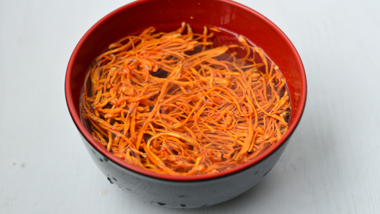 虫草花干贝猪骨汤,<a style='color:red;display:inline-block;' href='/shicai/ 8'>虫草花</a>冲洗一下,用清水浸泡5分钟