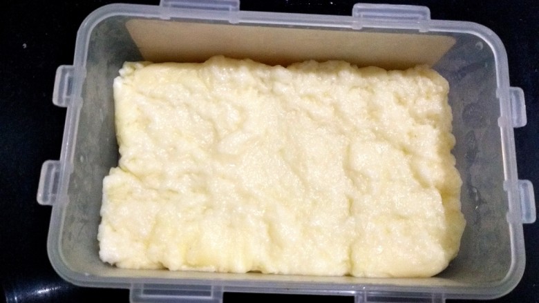 双色牛奶小方,用勺子按压平整,撒上一层椰蓉。