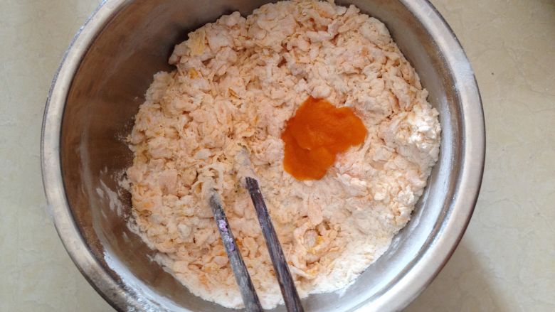 年味――喜庆花馍,面粉适量加少许酵母液、适量南瓜蓉合成稍硬面团(如果认为这样麻烦,可以食用色素或是用果蔬粉来调色)