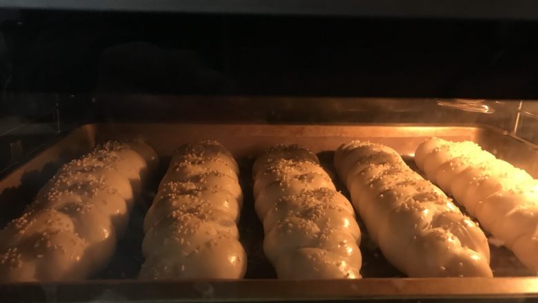 奶香辫子面包,送进提前预热好的烤箱中层上下火175度25分钟,上色满意后立即加盖锡纸