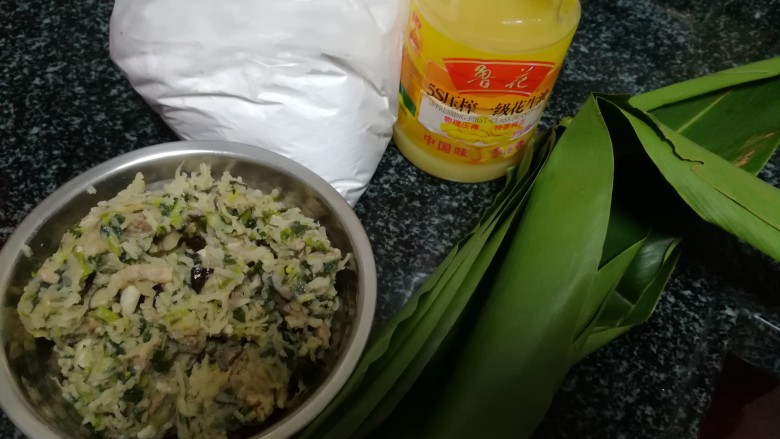 老家最具特色的美食,菜饺,这是做菜饺所有食材的合影,馅,艳山姜叶,花生油,<a style='color:red;display:inline-block;' href='/shicai/ 520'>糯米粉</a>。
馅里都有啥,等下再说啊,因为这馅是姐姐从老家寄来的,我们这里没有艳山姜,干萝卜丝也少见。