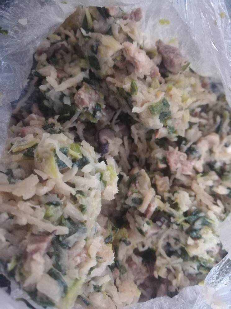 老家最具特色的美食,菜饺,特写一下姐姐从千里之外快递来的菜饺的馅:里面有干萝卜丝,这是菜饺馅最独特的地方,我吃过各种饺子馅,唯独我老家用干萝卜丝。
至于<a style='color:red;display:inline-block;' href='/shicai/ 428'>五花肉</a>,<a style='color:red;display:inline-block;' href='/shicai/ 125'>芹菜</a>,香<a style='color:red;display:inline-block;' href='/shicai/ 3250'>葱</a>,<a style='color:red;display:inline-block;' href='/shicai/ 230'>香菇</a>,这些都是常见的馅料,不足为奇。
对了,馅料一定要提前炒熟,糯米很快就好了,不炒熟,馅会没熟透。