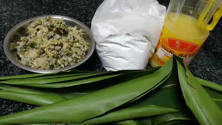 老家最具特色的美食,菜饺,菜饺只所以非常香,无人可比,就是因为它用艳山姜的叶子垫底。
它不仅让菜饺香喷喷,还可以促进消化,解油腻。我们老家人真是太聪明了!