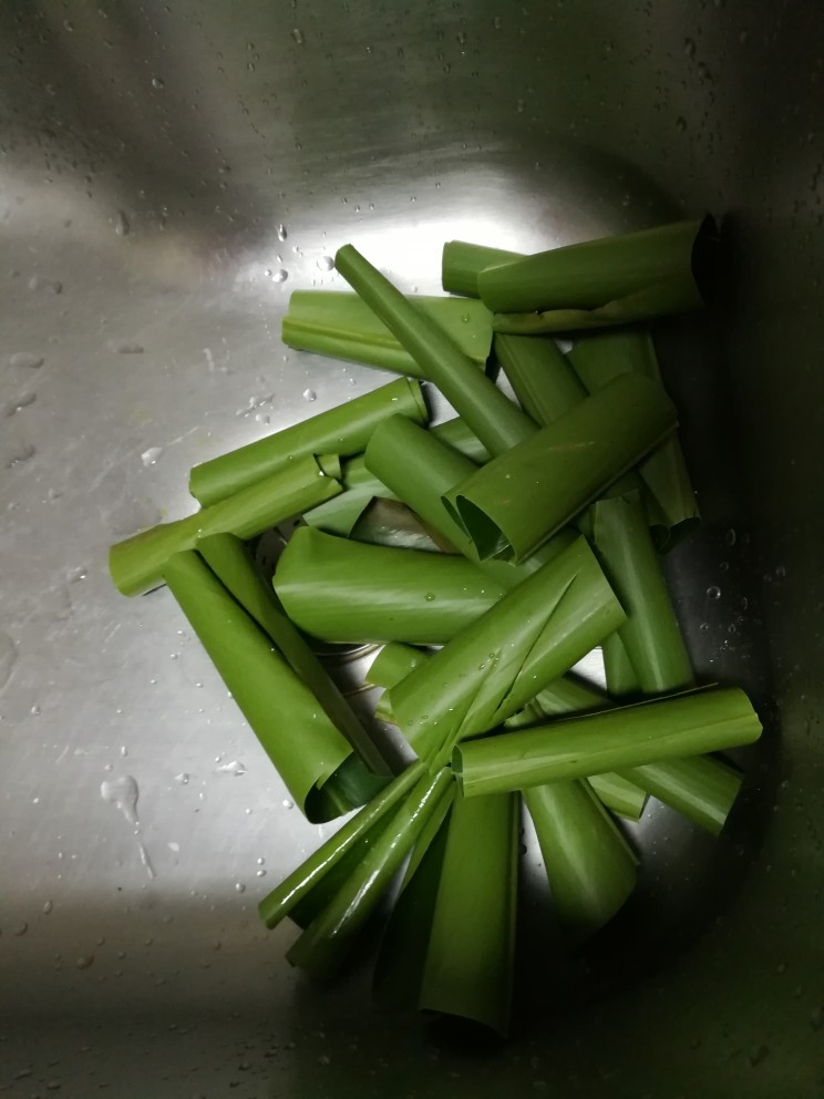 老家最具特色的美食,菜饺,把艳山姜叶子裁去头尾,剪成大小一致的长方形或正方形。