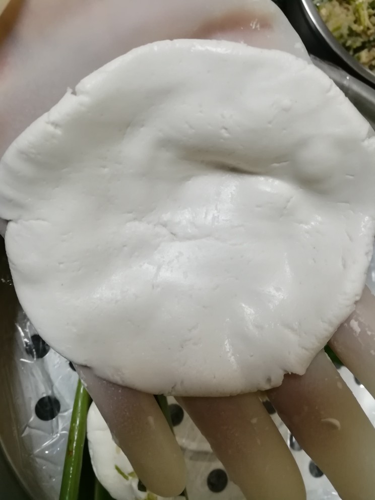 老家最具特色的美食,菜饺,把剂子摊成中间厚四周薄的样子。