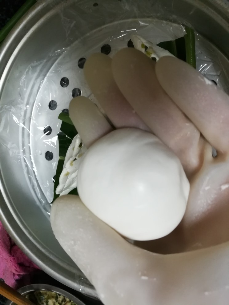 老家最具特色的美食,菜饺,开始做菜饺啦,先搓个圆圆的剂子,要用力哦,不然很容易散开。