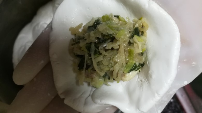 老家最具特色的美食,菜饺,中间放上馅料。