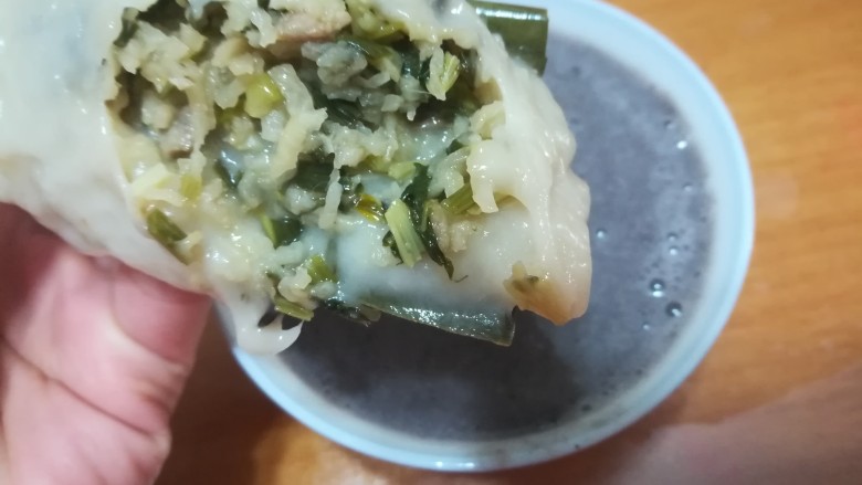 老家最具特色的美食,菜饺,赶紧吃了,我等不及啦,因为它真的太香太香啦!
艳山姜的香味已经弥漫整个厨房,不,都四处飘散了,咬上一口,非常软糯可口,入口即化,香,无法用言语描述的香,迫不及待地吞下去,再咬上一口!