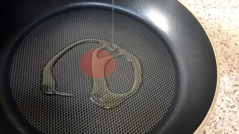 青椒炒羊心,起油锅,放入适量玉米油