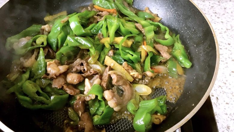 青椒炒羊心,翻炒至均匀入味,水分收干即可