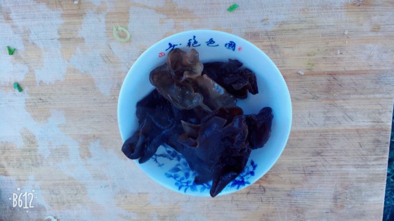 蟹味菇炒牛肉卷,干<a style='color:red;display:inline-block;' href='/shicai/ 233'>木耳</a>放热水里泡发,备用。
