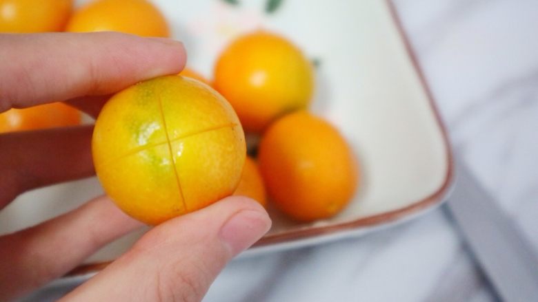 蜜糖金桔🍊,如图，两头分别割成十字花形