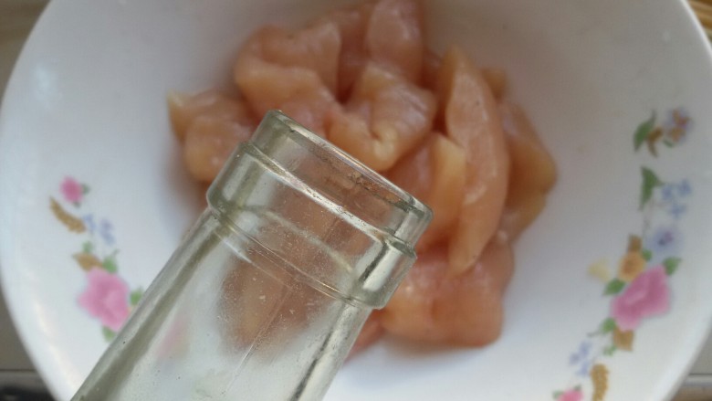 鸡胸番茄意面,加入料酒,盐,胡椒
