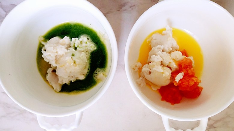#宝宝辅食#清爽双色鱼丸子,碗中鱼泥45g+鸡蛋液12g+菠菜汁15g/胡萝卜泥22g,之后搅拌均匀