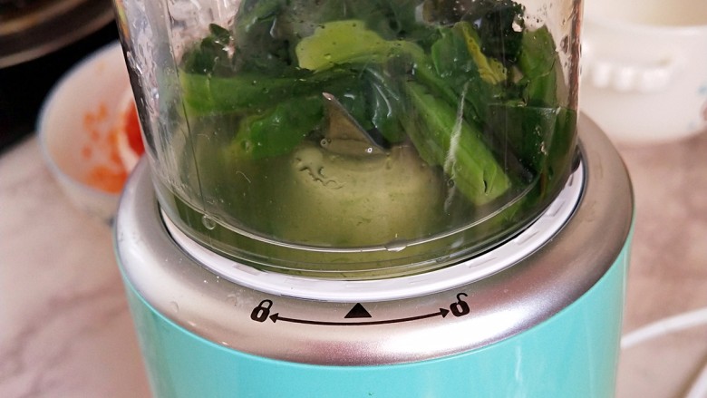 #宝宝辅食#清爽双色鱼丸子,菠菜加适量的水,用搅拌机榨成汁
