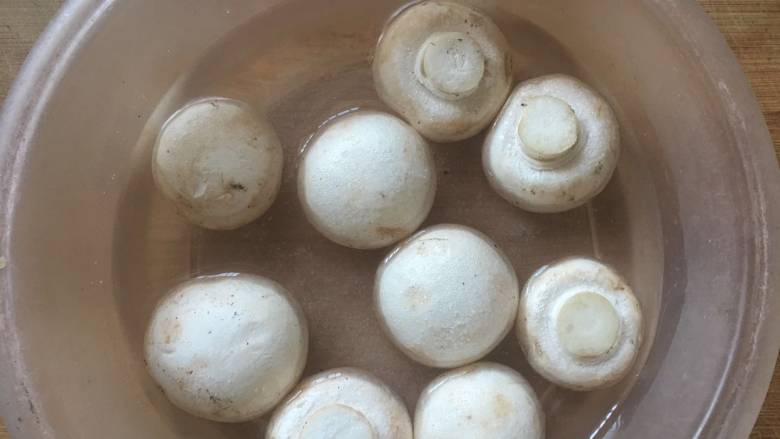 快手菜小炒口蘑,口蘑用盐水浸泡30分钟;