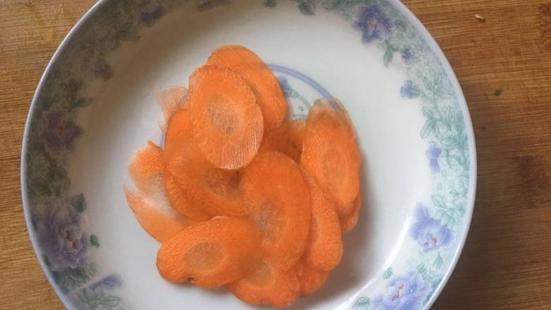 快手菜小炒口蘑,取1/3个胡萝卜切薄片;