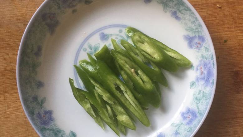 快手菜小炒口蘑,尖椒斜切;