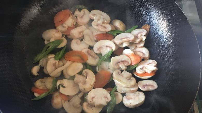 快手菜小炒口蘑,翻炒2-3分钟;