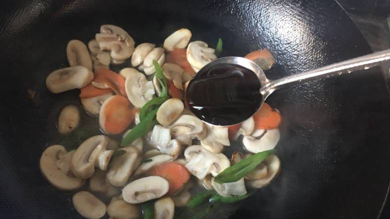 快手菜小炒口蘑,加入一勺耗油;
