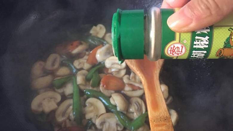快手菜小炒口蘑,喜欢水分多点的,翻炒时可以加入一点点水(我加了一点点高汤),最后起锅前加少许<a style='color:red;display:inline-block;' href='/shicai/ 720'>胡椒粉</a>;