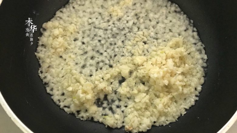 蒜蓉秋葵,取个小锅, 中火热油,把蒜蓉倒入炒香。