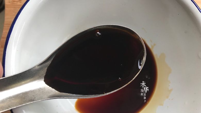 蒜蓉秋葵,调酱汁,三勺<a style='color:red;display:inline-block;' href='/shicai/ 788'>生抽</a>。