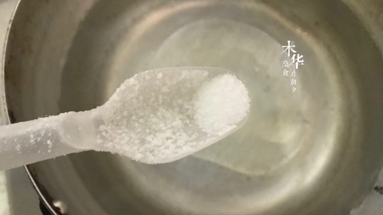 蒜蓉秋葵,大火烧开<a style='color:red;display:inline-block;' href='/shicai/ 156925'>水</a>,加入少许盐,几滴油。