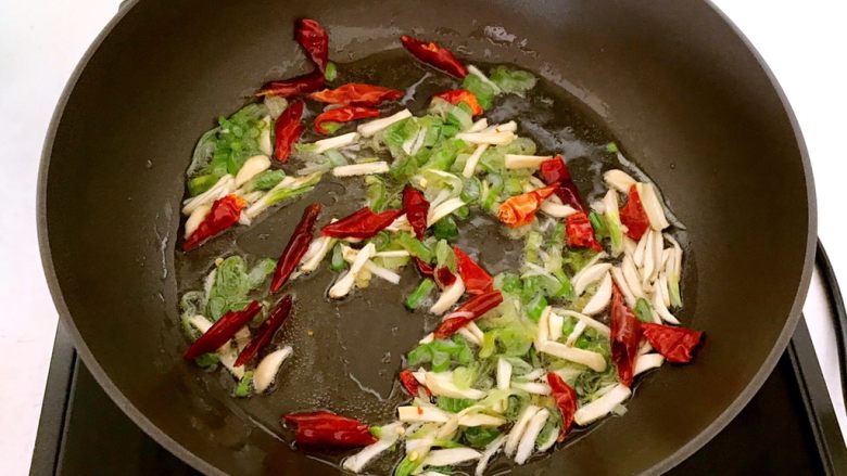 5分钟快手菜 树椒土豆丝,煸炒出香味