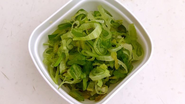 5分钟快手菜 树椒土豆丝,切葱花