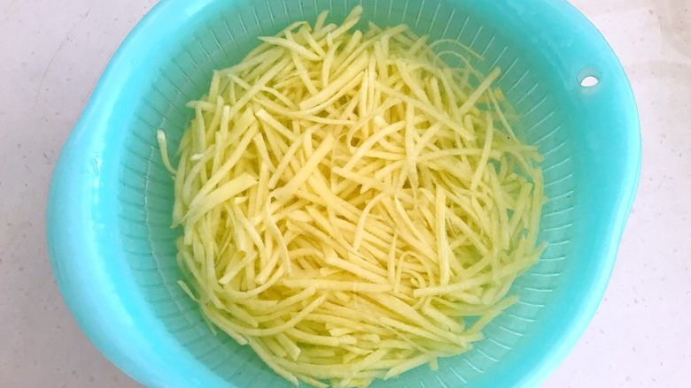 5分钟快手菜 树椒土豆丝,把土豆丝用冷水清洗2遍,然后沥干水分备用
