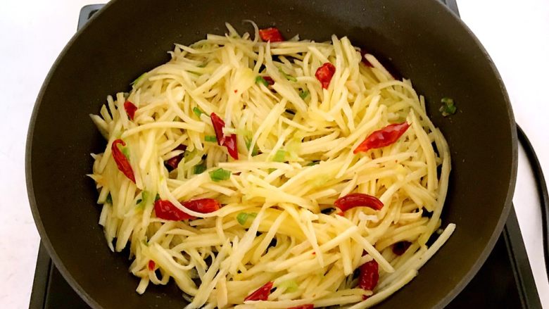 5分钟快手菜 树椒土豆丝,翻炒2分钟