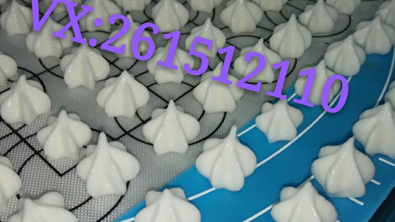 酸奶溶豆,挤满后进去烤箱,上下火100℃烤制六十分钟左右,每个人烤箱火不一样。请自行调节好温度,烤之前上下火150℃预热五分钟