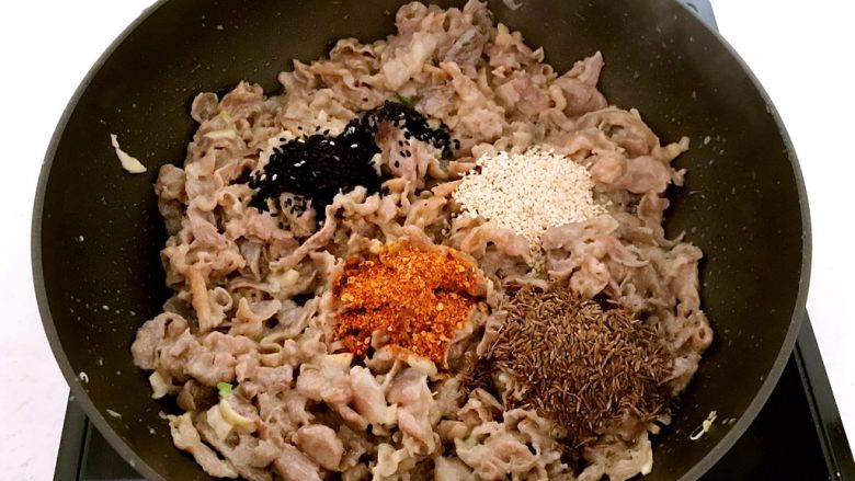 烧烤味道 孜然羊肉,加入黑白芝麻,孜然和辣椒粉