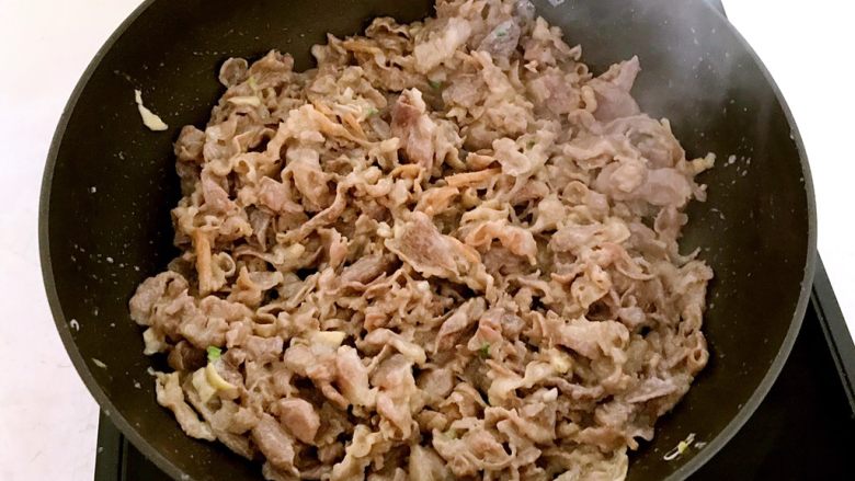烧烤味道 孜然羊肉,继续煸炒3分钟
