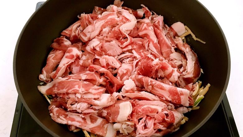 烧烤味道 孜然羊肉,加入羊肉片,翻炒1分钟