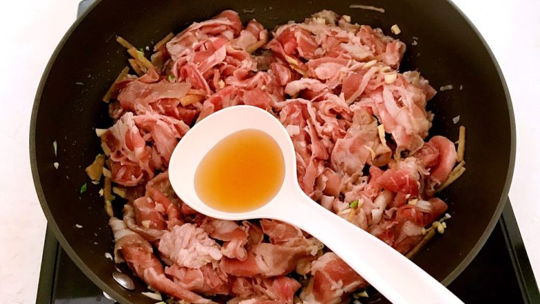 烧烤味道 孜然羊肉,加入<a style='color:red;display:inline-block;' href='/shicai/ 718'>料酒</a>,烹去膻味
