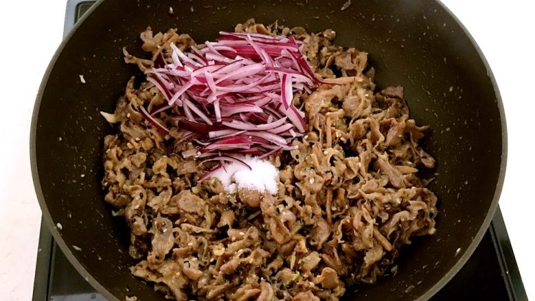 烧烤味道 孜然羊肉,加入精盐和圆葱丝