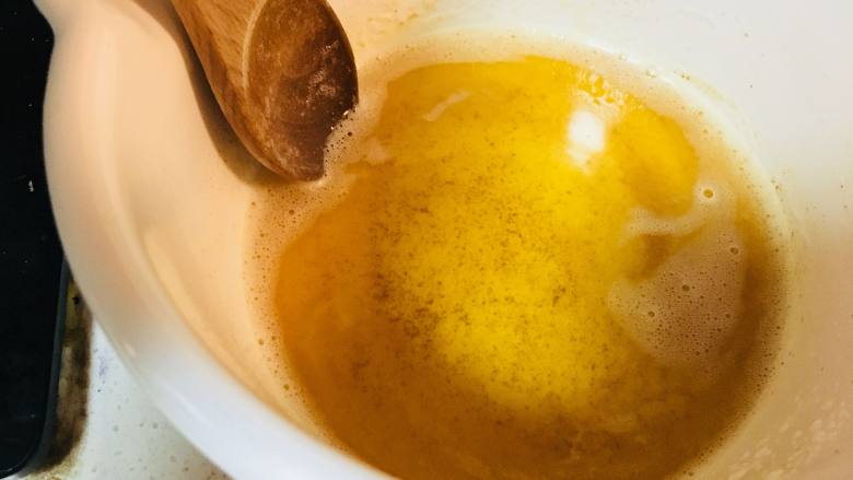 蓝莓酱费南雪,待锅中黄油呈现茶色,底部有少许沉淀,停止加热