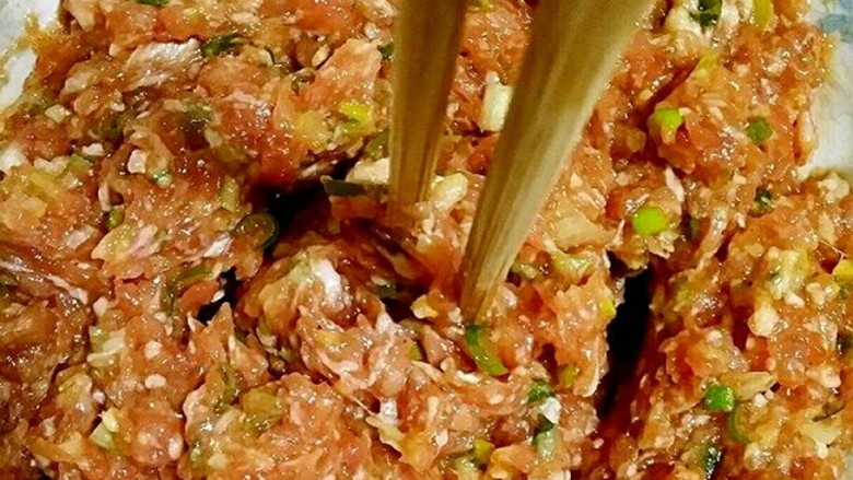 香菇鲜肉大馄饨,顺时针搅拌均匀,搅上劲儿,筷子能立住,如果肉馅干的话就打点水。
